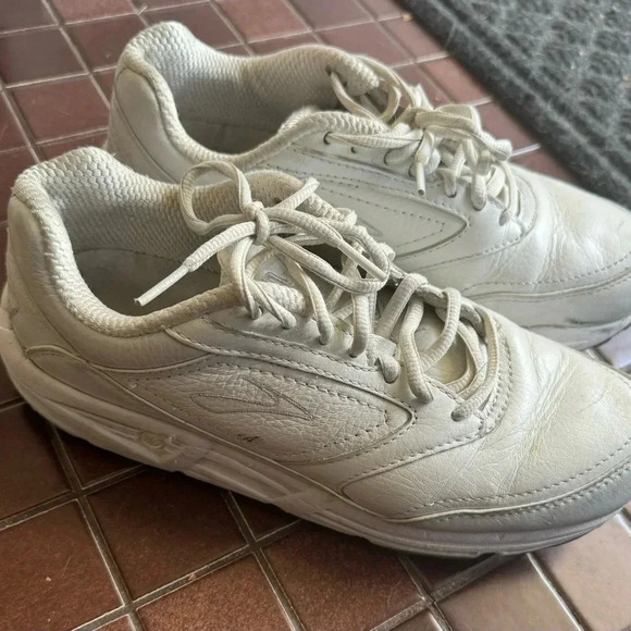 Womens  White Leather Size 9 - Brooks Addiction Walker White Sneakers Nursing - Picture 1 of 5